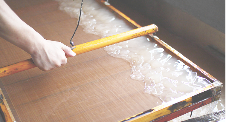 土佐和紙の紙すき風景